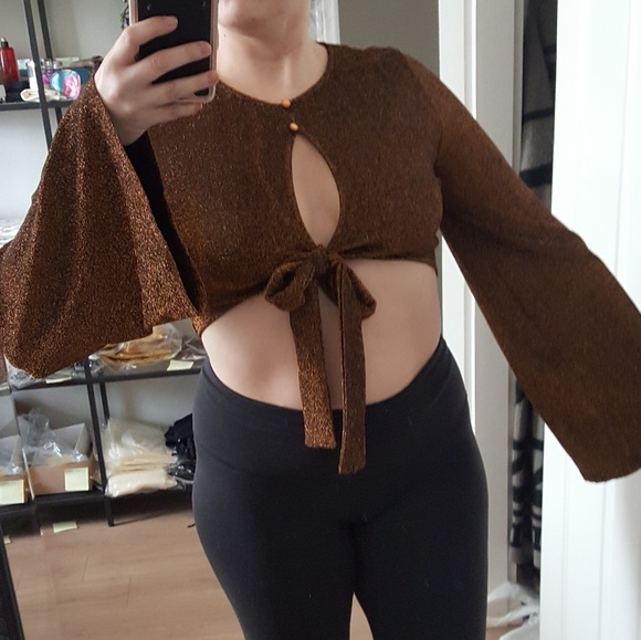 Sexy Flared sleeve front tie crop top NWT - Picture 4 of 4
